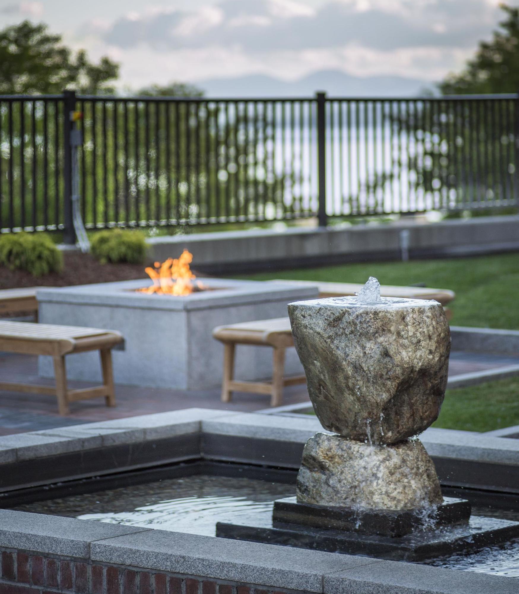 Courtyard Burlington Harbor Hotel Exterior foto