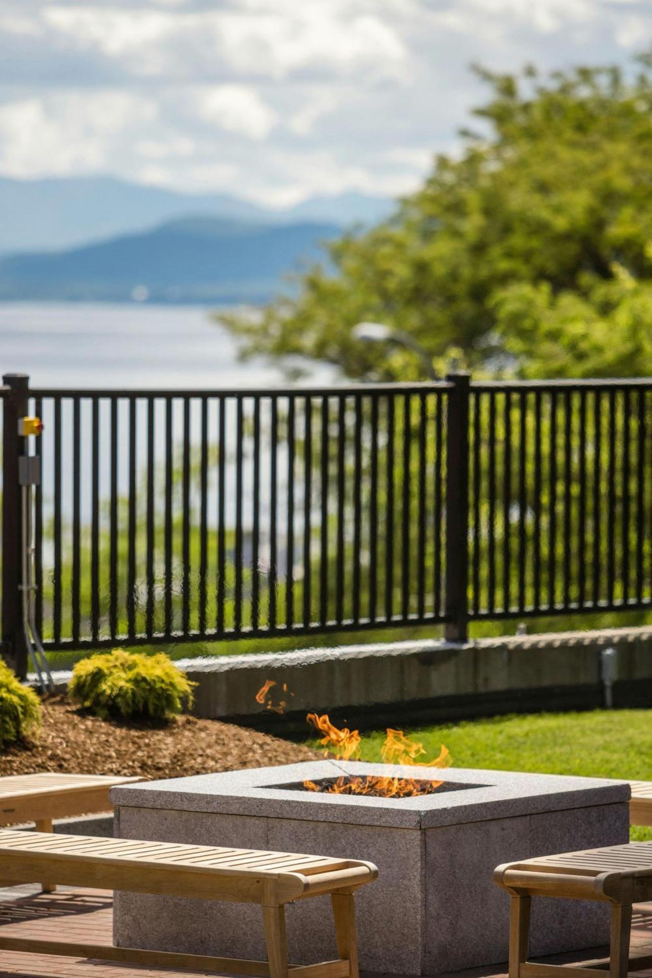 Courtyard Burlington Harbor Hotel Exterior foto