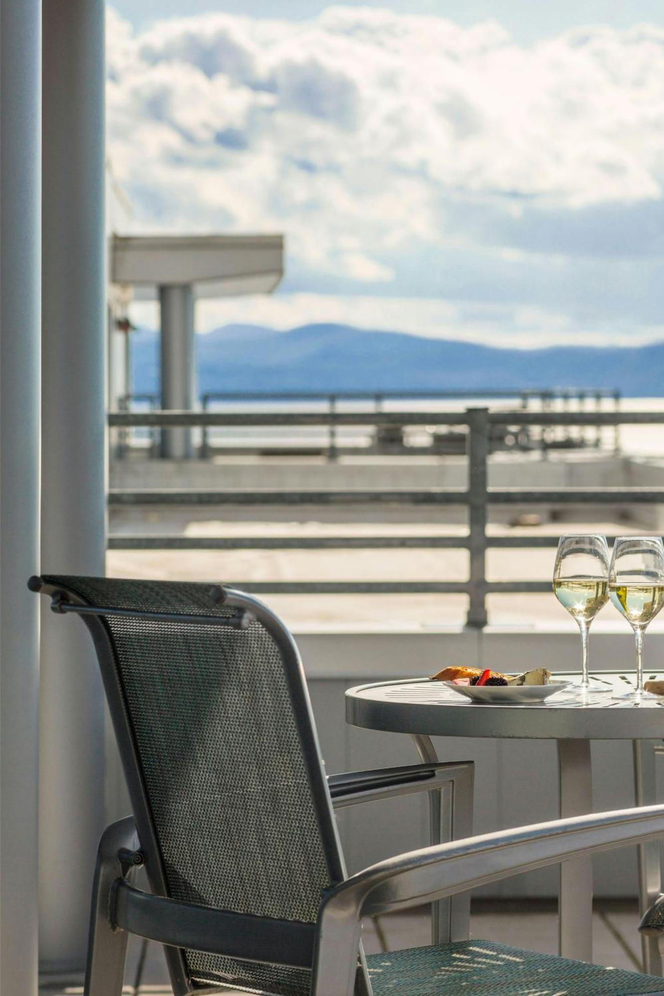 Courtyard Burlington Harbor Hotel Exterior foto