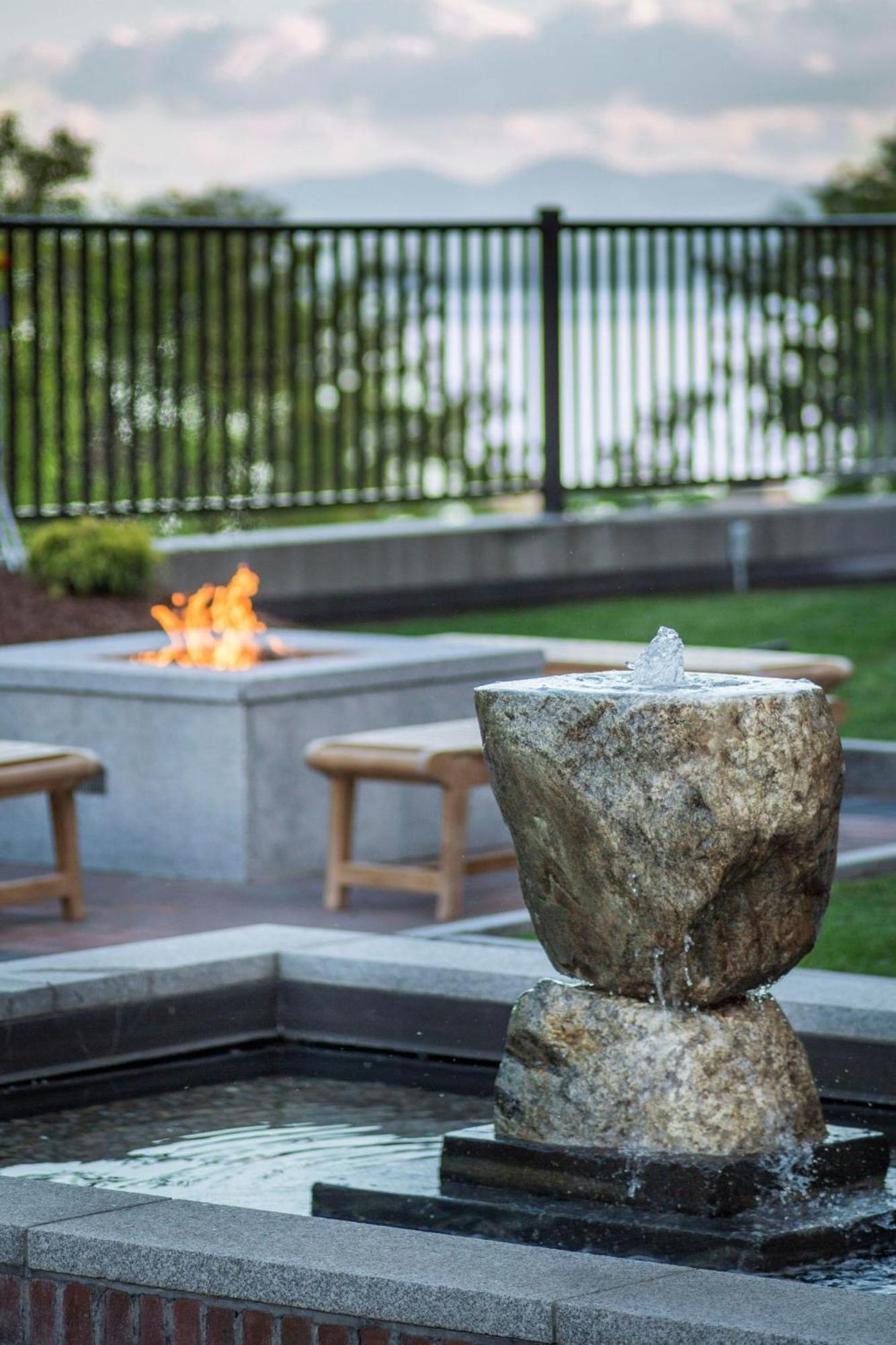 Courtyard Burlington Harbor Hotel Exterior foto