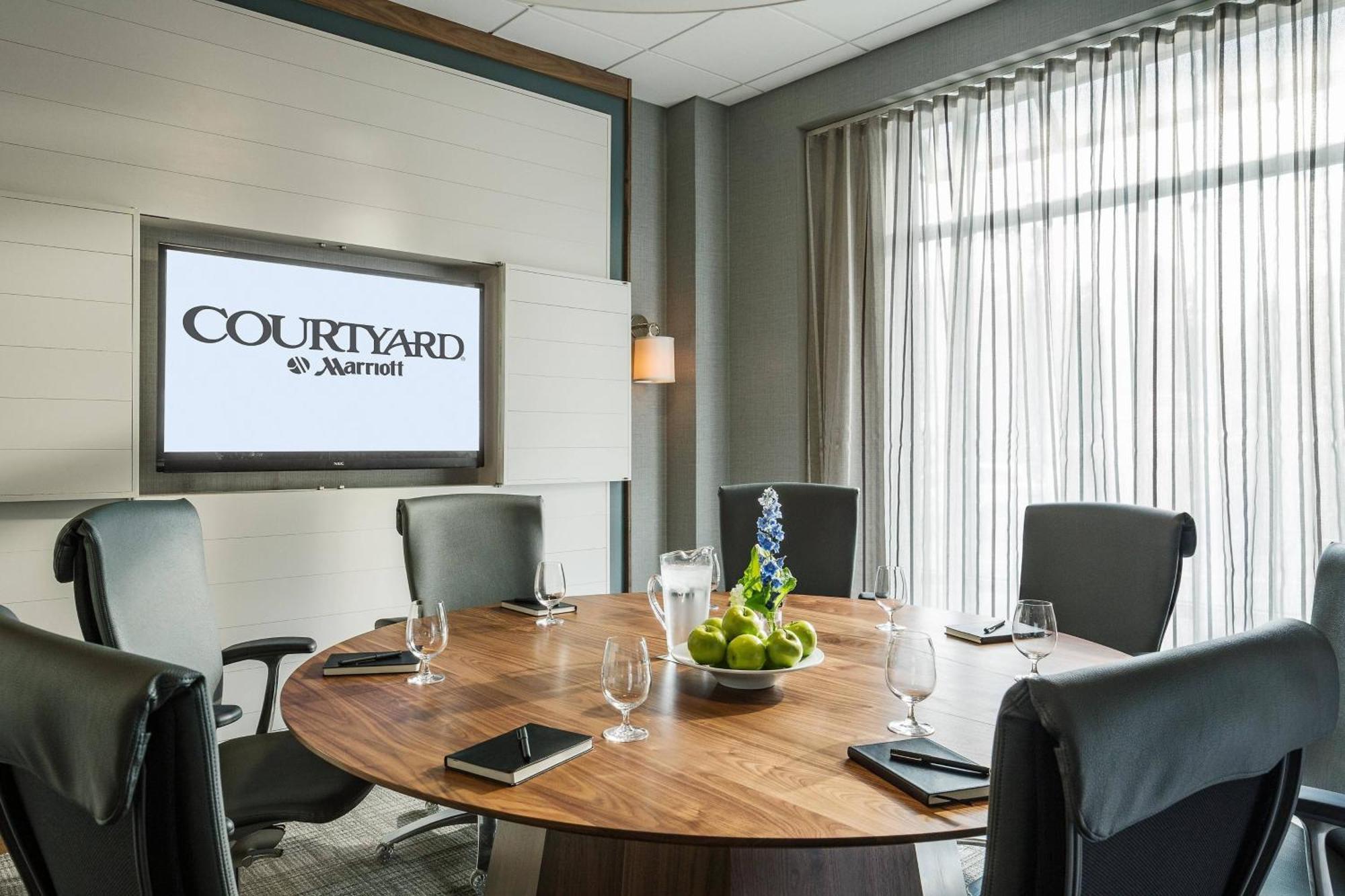 Courtyard Burlington Harbor Hotel Exterior foto