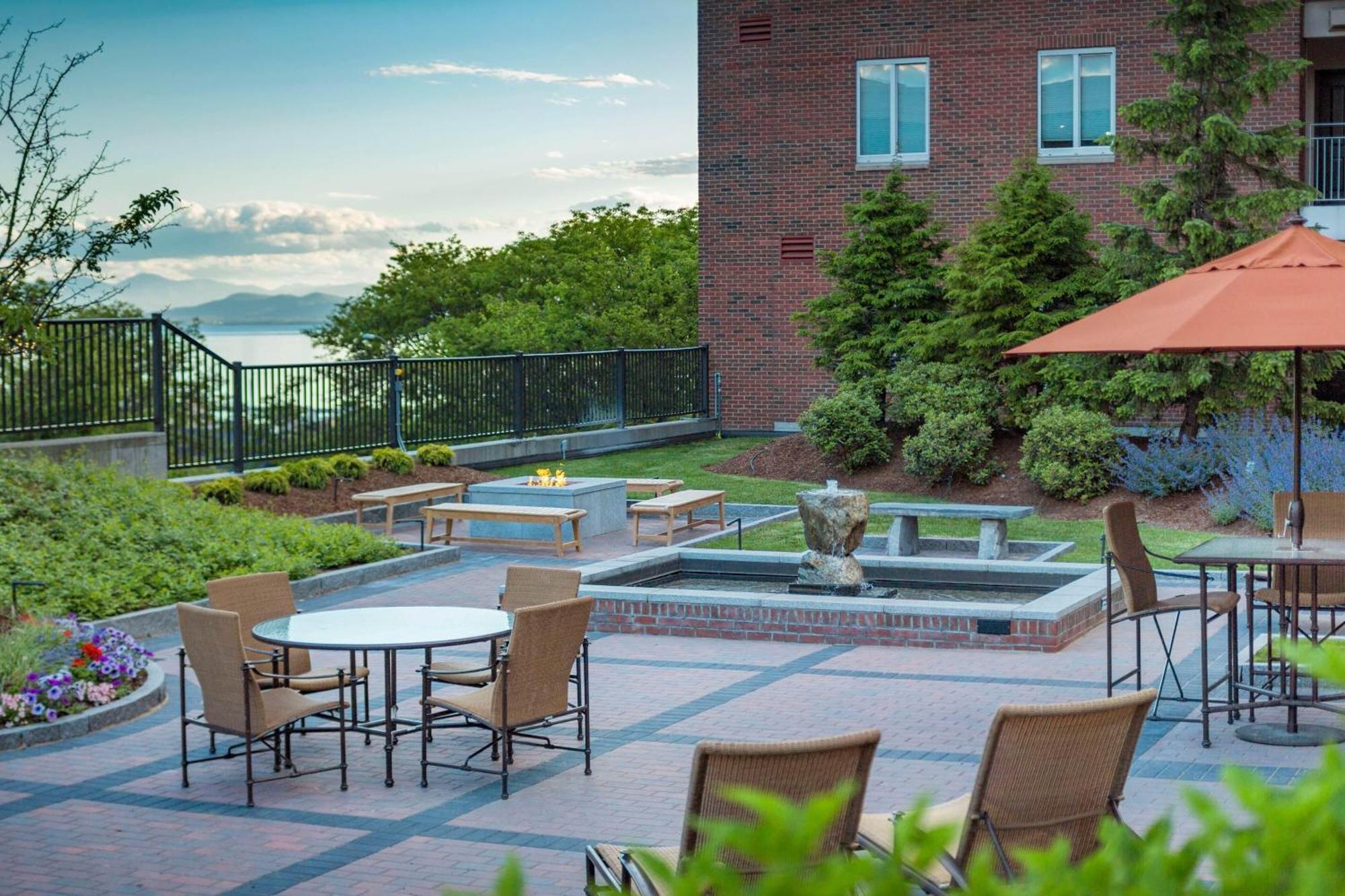 Courtyard Burlington Harbor Hotel Exterior foto